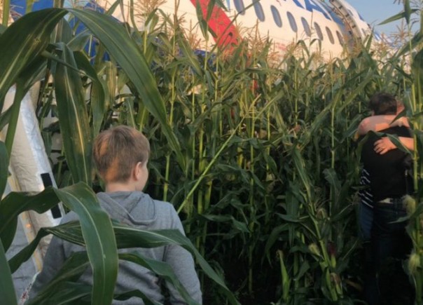 Пассажирка авиарейса, совершившего посадку в поле: Пилот спас наши жизни