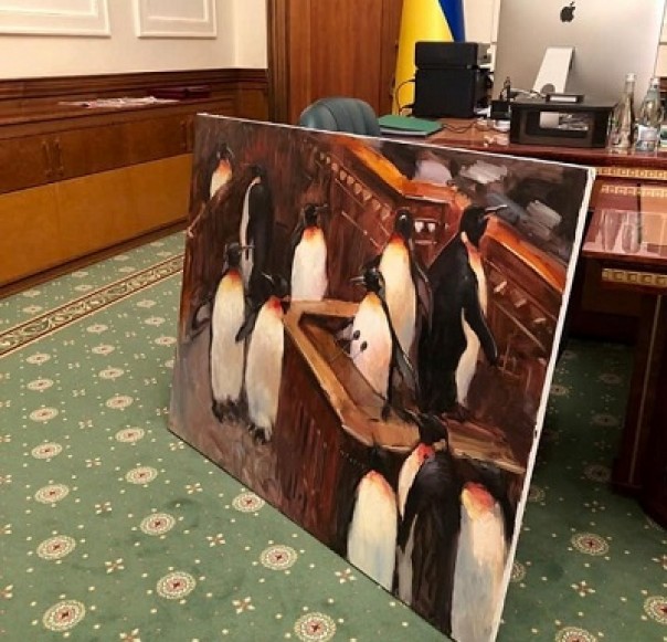 Картинами с голыми женщинами и шаурмой освежили интерьер Офиса Зеленского