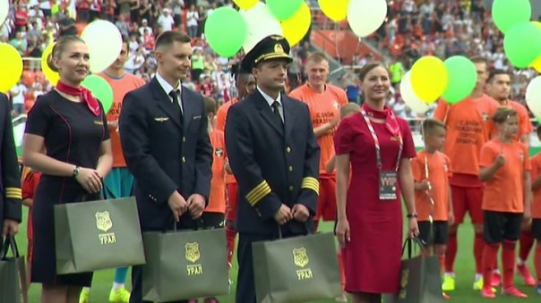 Героический экипаж А321 на футбольном матче: трибуны взорвались в овациях