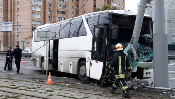 Автобус с китайскими туристами врезался в столб в Москве