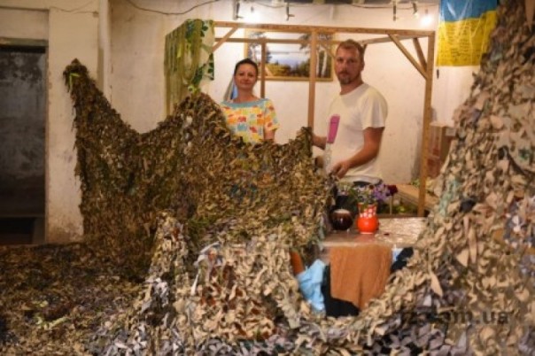 В детской больнице Запорожья волонтеры устроили цех по производству маскировочной сетки для ВСУ