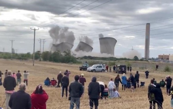 Демонтаж электростанции в Британии: без света остались 50 тысяч домов (Видео)