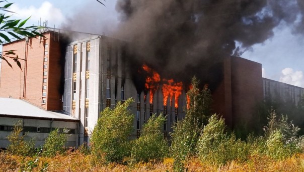 Свечной завод в Петербурге обрушился во время сильного пожара