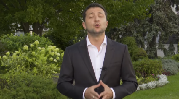 Зеленский призвал украинцев «раскрасить в желто-синие цвета планету»