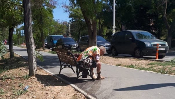Пенсионерка умерла на скамейке возле больницы после отказа принять ее на лечение