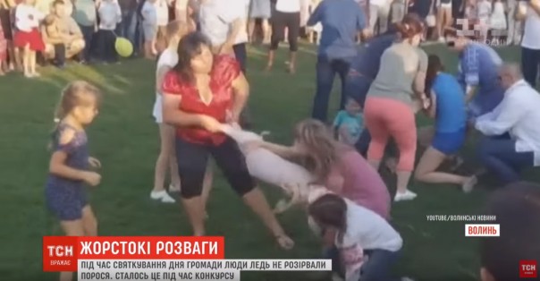 Едва не разорвали на глазах у детей: На Украине устроили жестокий конкурс с животными