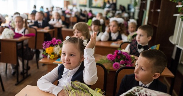 В Госдуме предложили продлить летние каникулы до октября