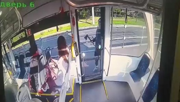 Неадекватный мужчина прорубил топором вход в московский трамвай. Видео