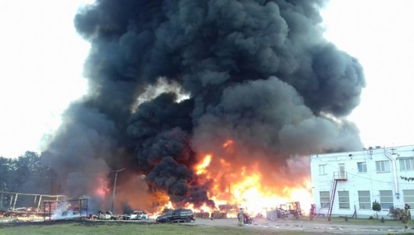 В окрестностях Львова горит склад с растворителем | В Киеве горят склады, над городом стоит столб дыма