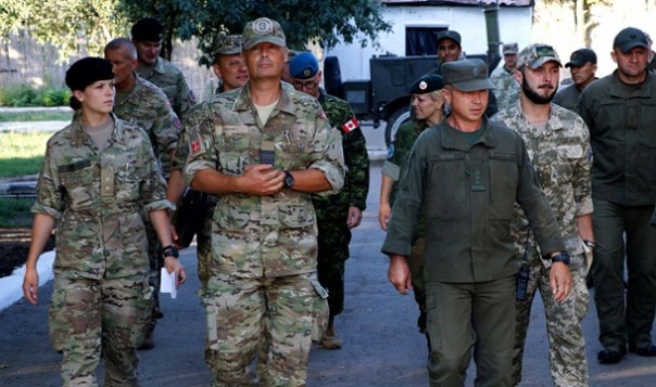 Военные из трех стран приехали на передовую в Донбасс