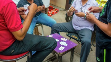 В Индии мужчина проиграл жену в покер и позволил ее изнасиловать