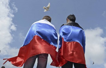 350 лет российскому триколору: День флага России эффектно начали в Крыму