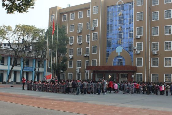 В Китае неизвестный напал с ножом на учеников начальной школы: Умерло 8 детей из 10 пострадавших