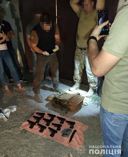 В Одессе военный обменял амфетамин на 10 пистолетов