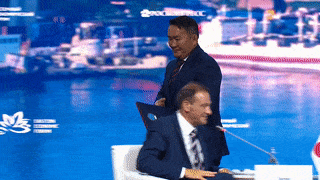 Президента Монголии на ВЭФ пригласили на "подиум". Путин ответил шуткой