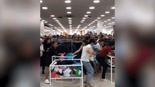 Во Владикавказе покупатели устроили битву из-за одежды по рублю — видео