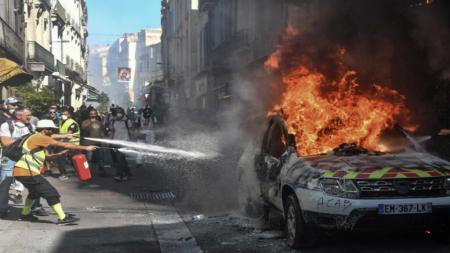 "Желтые жилеты" напомнили о себе сожжением полицейского автомобиля