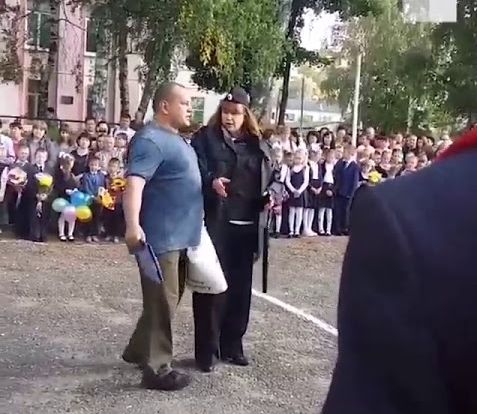 На 1 сентября поднял вопрос о безопасности школы, но его освистали
