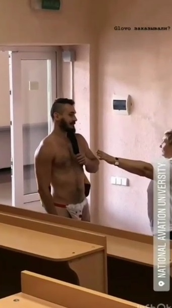 Украинский голозадый стартап: Курьер в стрингах принес заказы в киевские вузы