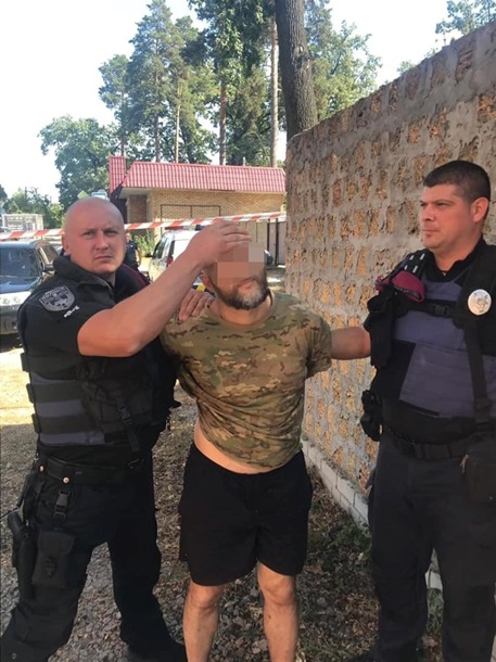 На Киевщине мужчина при задержании бросал в копов гранаты | Во дворе дома в Херсонской области произошел взрыв гранаты 