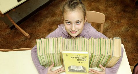 Наперекор системе: русские школьники Латвии переходят на дистанционное обучение в России