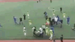 В Махачкале футболисты юношеских команд устроили массовую драку на поле — видео