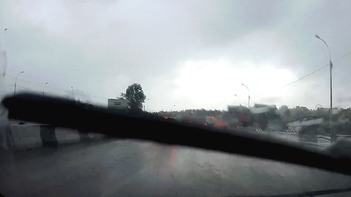 Молния "прострелила" машину на шоссе под Новосибирском — видео