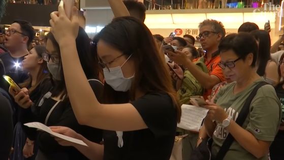Борцы за независимость Гонконга в противовес гимну КНР начали массово исполнять неофициальный гимн "Слава Гонконгу"