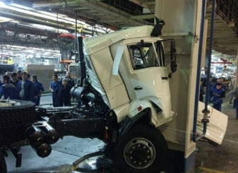 ДТП на заводе КамАЗ: грузовик съехал с конвейера и врезался в сваю