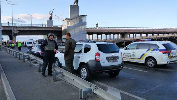В Киеве мужчина, угрожающий взорвать мост, открыл стрельбу
