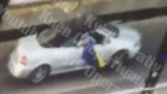 Опубликовано видео с угрожающим взорвать мост в Киеве мужчиной