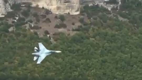 В Сети обсуждают видео с Су-27, пролетевшим между скал в Крыму