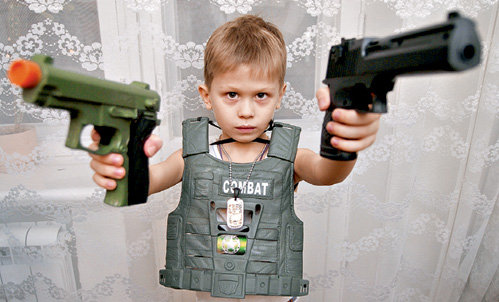 В селе под Киевом пятилетнему ребенку вручили повестку в военкомат.