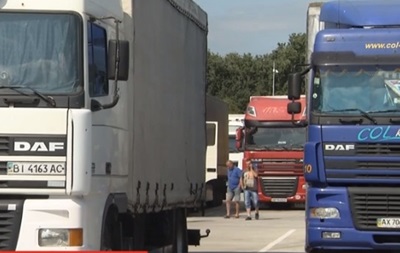 Митинг в Киеве: Кабмин заблокировали фуры