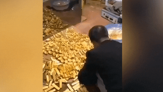 Китайский чиновник прятал в подвале 13 тонн золота — видео