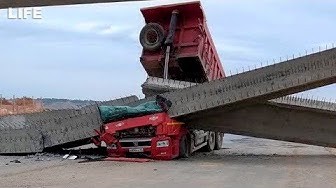 Грузовик снес путепровод на трассе «Таврида» в Крыму