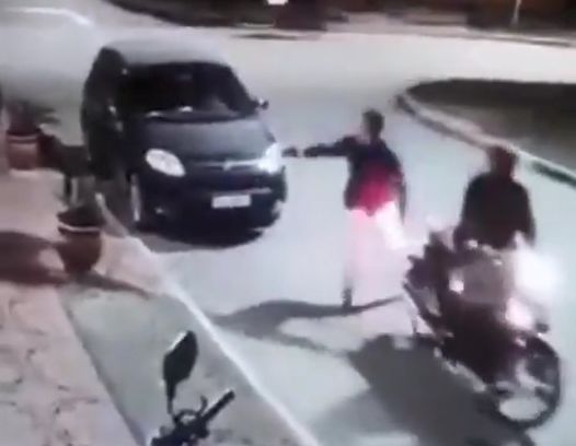 Попытка вооруженного ограбления с курьезным финалом попала на видео