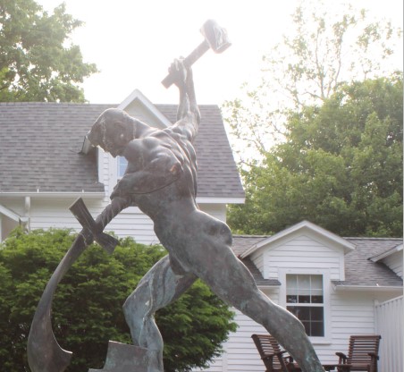 На ферме в американском штате Айова появилась копия знаменитой статуи "Перекуем мечи на орала"