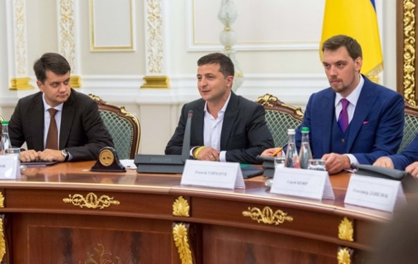 Не выполните - уволю! Зеленский распорядился продать землю и раздал задания Кабмину, Раде и силовикам | В ВР одобрили инициативы ЗЕ по Конституции