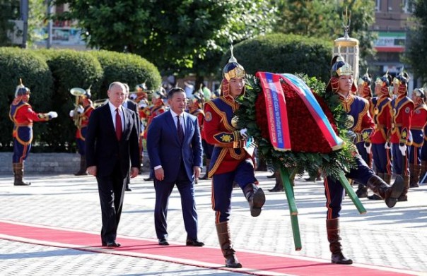 Путин возложил венок к памятнику полководцу Жукову в Улан-Баторе