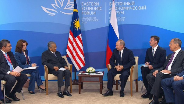 Владимир Путин встретился на ВЭФ с японским премьером Абэ и с премьер-министром Малайзии Мохамадом