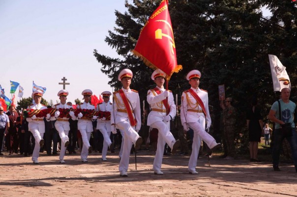 На Саур-Могиле состоялся митинг в День освобождения Донбасса и приняли присягу около 300 юнармейцев Республики