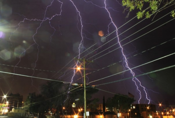 Левый берег Омска остался на несколько часов без света из-за удара молнии