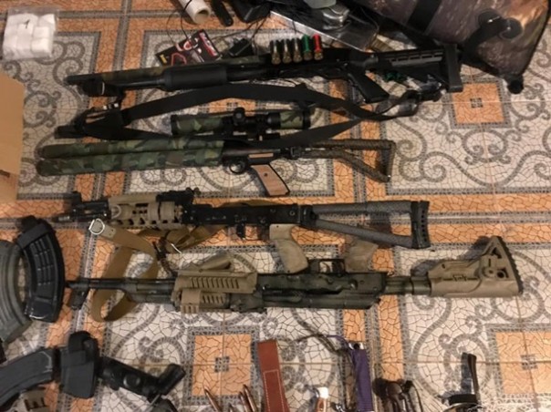 На Киевщине мужчина при задержании бросал в копов гранаты | Во дворе дома в Херсонской области произошел взрыв гранаты