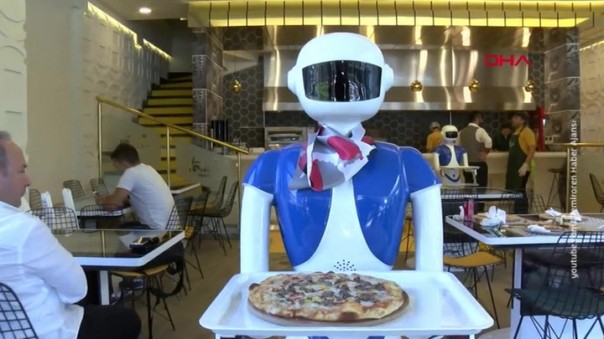 Турецкий ресторан заменил всех официантов на роботов
