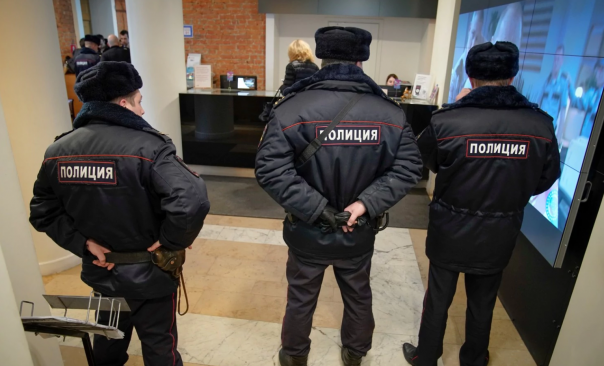 Полиция вынесла оппозиционера-провокатора на руках из ТИКа в Петербурге