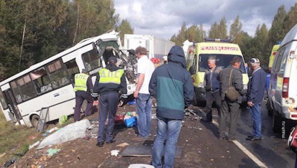 Под Ярославлем автобус столкнулся с грузовиком: 9 погибли, 20 пострадали