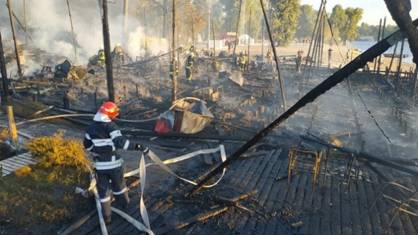 В киевском Гидропарке сгорел пляжный комплекс | В Киеве ночью горел ресторан