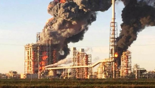 Дым поднялся до небес. В Италии произошел взрыв на нефтеперерабатывающем заводе компании Eni