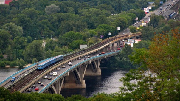 В Киеве взяли в заложники мост...